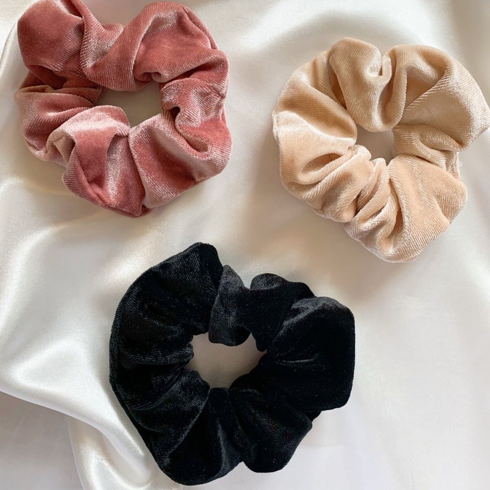 FLEUR Large Velvet Scrunchie - 1 Piece